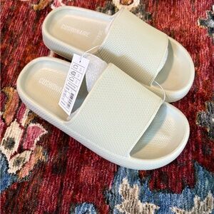 Cushionaire Slides NWT